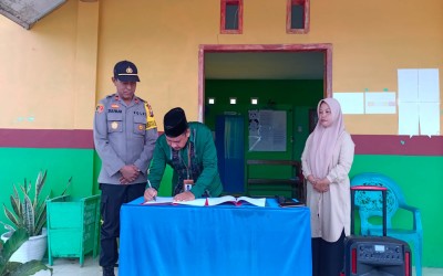 Polisi masuk madrasah